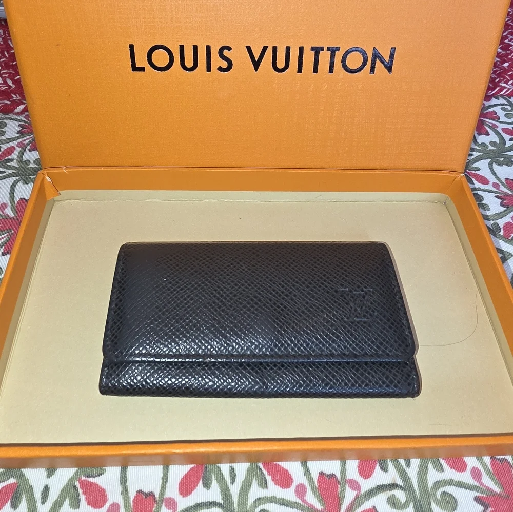 Pre-loved Black Louis Vuitton Taiga Multicles 4 Ring Key Holder - Picture 2 of 9